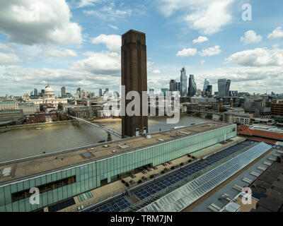 Vue depuis le toit Du Tate Modern sur la Tamise avec la cathédrale St Pauls l et le pont Millenium à gauche, Londres, Angleterre. Banque D'Images