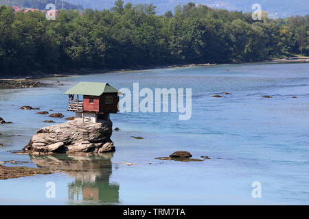 Chambre le paysage rock Drina Serbie en été Banque D'Images