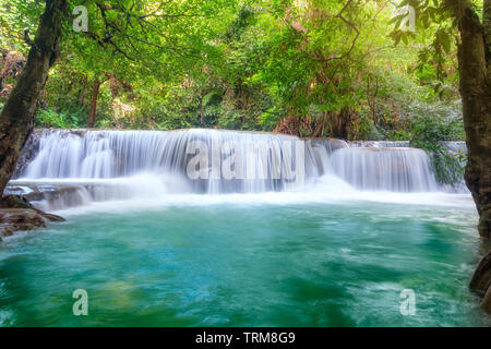 Belle Huay Mae Khamin cascade dans la forêt tropicale à Srinakarin parc national, Kanchanaburi, Thaïlande Banque D'Images