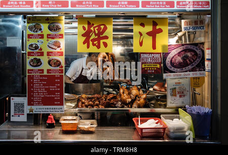 Singapour-05 avr 2019 : Le meilleur kway chap à Singapour nouilles Maxwell Food Centre Banque D'Images