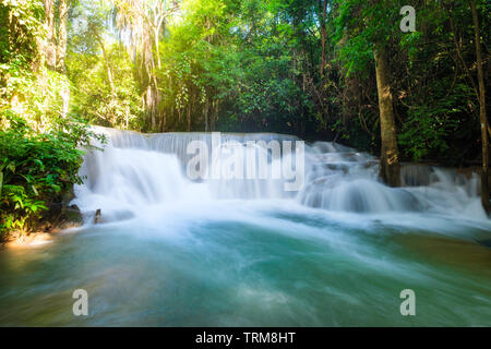 Belle Huay Mae Khamin cascade dans la forêt tropicale à Srinakarin parc national, Kanchanaburi, Thaïlande Banque D'Images