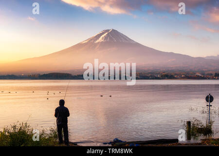 Pêche touristique avec fuji montagne sur le lac kawaguchiko matin au lever du soleil Banque D'Images