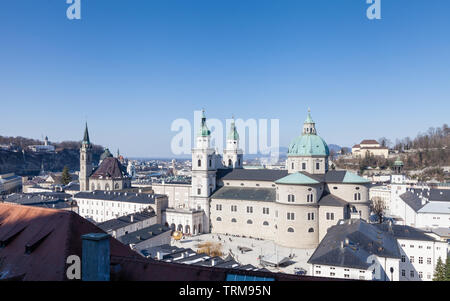 La vue sur la vieille ville de Salzbourg en Autriche. Dans l'avant-plan, la cathédrale de Salzbourg, une cathédrale catholique romaine construite dans un style baroque. Banque D'Images