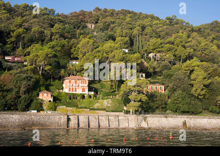 Paysages, maisons et villas vu lors d'un voyage en bateau sur la côte de Portofino à Gênes en Italie Banque D'Images