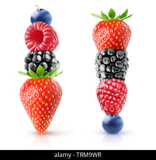 Les baies isolées pyramides. Fraise, mûre, framboise et myrtille sur le dessus de l'autre isolé sur fond blanc avec clipping path Banque D'Images