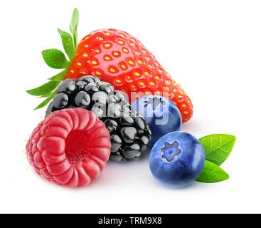 Les baies isolées. Fraise, mûre, framboise et fruits de bleuets dans un tas isolé sur fond blanc avec clipping path Banque D'Images