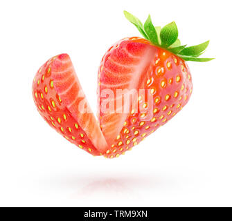 Baies isolées. Des fraises avec un morceau découpé dans l'air isolé sur fond blanc avec clipping path Banque D'Images