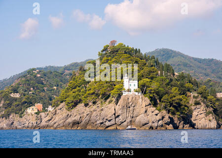 Paysages, maisons et villas vu lors d'un voyage en bateau sur la côte de Portofino à Gênes en Italie Banque D'Images