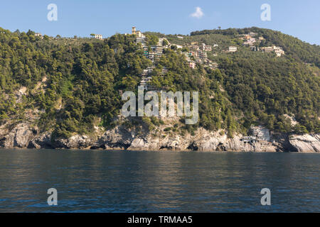 Paysages, maisons et villas vu lors d'un voyage en bateau sur la côte de Portofino à Gênes en Italie Banque D'Images