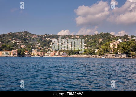 Paysages, maisons et villas vu lors d'un voyage en bateau sur la côte de Portofino à Gênes en Italie Banque D'Images