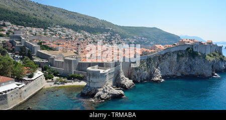 La vieille ville de Dubrovnik, les murailles de la ville et la mer Adriatique. Banque D'Images