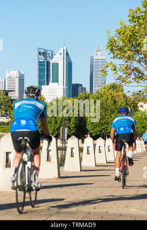 Deux hommes du vélo le long du remblai à Claisebrook Cove dans l'Est de Perth, Australie occidentale. Banque D'Images