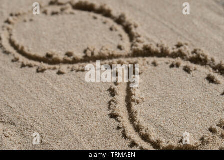 Symbole de l'infini - dimensions sur fond de sable Banque D'Images