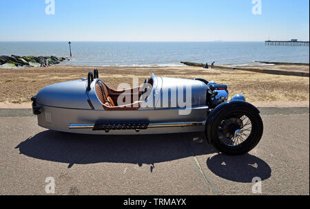 Classic Silver Morgan 3 roues à moteur Voiture garée sur promenade du front de mer. Banque D'Images