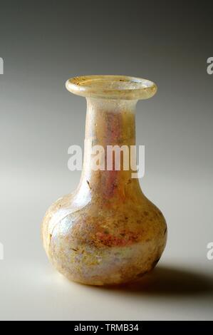 Bouteille en verre soufflé onguent de l'air. Hauteur 59 mm, épaisseur 2 mm ( 5ème ) période romaine, à partir de la Nécropole de l'Ouest ' - site archéologique de Complutum Banque D'Images