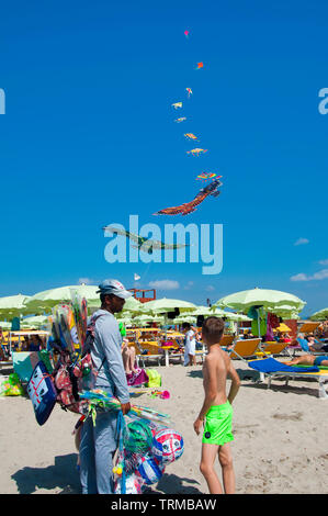 Man selling kites, plage de Poetto Cagliari, Sardaigne, Italie , Banque D'Images