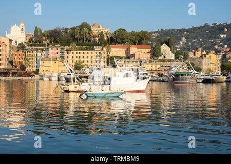 Paysages, maisons et villas vu lors d'un voyage en bateau sur la côte de Portofino à Gênes en Italie Banque D'Images