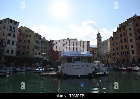 Paysages, maisons et villas vu lors d'un voyage en bateau sur la côte de Portofino à Gênes en Italie Banque D'Images