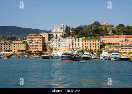Paysages, maisons et villas vu lors d'un voyage en bateau sur la côte de Portofino à Gênes en Italie Banque D'Images