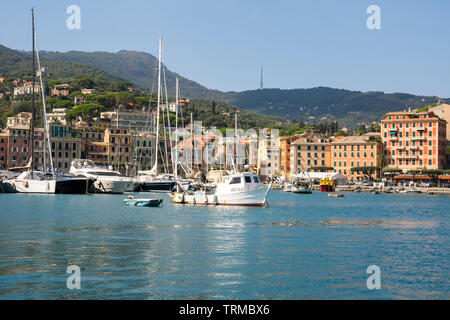 Paysages, maisons et villas vu lors d'un voyage en bateau sur la côte de Portofino à Gênes en Italie Banque D'Images