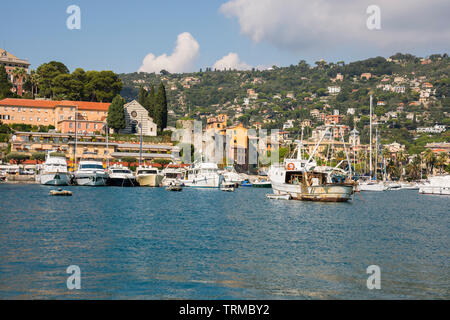 Paysages, maisons et villas vu lors d'un voyage en bateau sur la côte de Portofino à Gênes en Italie Banque D'Images