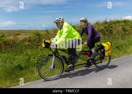 Senior Couple riding un tandem, Valentia Island, comté de Kerry, Irlande Banque D'Images