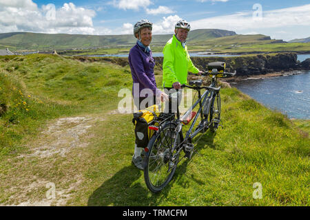 Senior Couple riding un tandem, Valentia Island, comté de Kerry, Irlande Banque D'Images