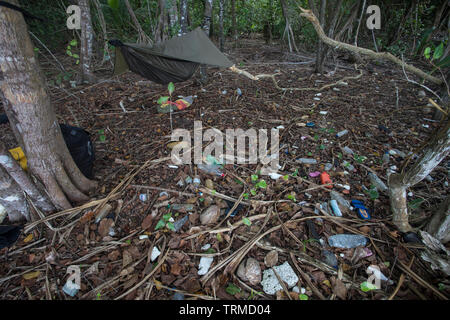 Les déchets marins en plastique disséminés dans mon camping sur Kawe Island, West Waigeo, Raja Ampat, en Indonésie. Banque D'Images