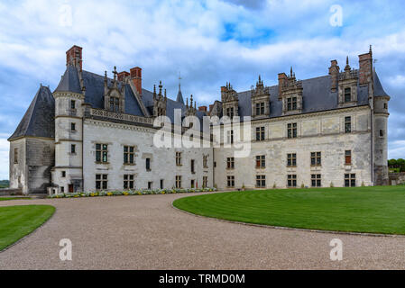 Le Château d'Amboise avec un ciel nuageux dans l'après-midi au printemps Banque D'Images