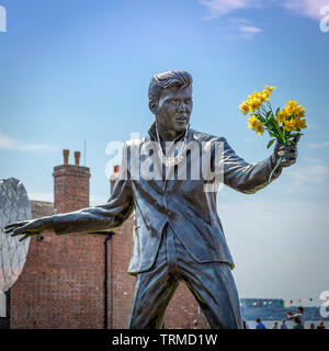 Billy Fury statue en l'Albert Dock holding quelques fleurs. Banque D'Images