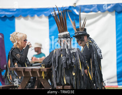 Southwell, Nottinghamshire, Angleterre. 9 juin, 2019. Météo ensoleillée met en valeur les danseurs Morris et les amateurs de la musique pour le marché de la ville historique de Southwell pour le 13ème. Des origines internationales et Festival de musique acoustique Gate à Southwell' avec plus de 50 artistes sur 4 jours. Le festival d'attirer certains des plus grands noms de la scène musicale acoustique et racines et des artistes locaux. Alan Beastall/Alamy Live News Banque D'Images