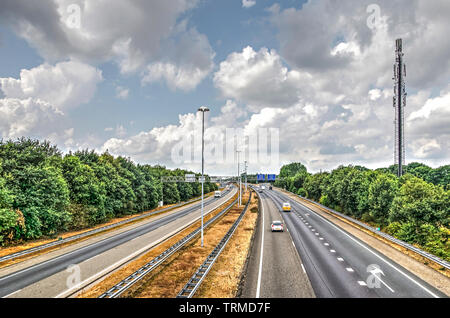 Vue d'un viaduc en direction de l''autoroute A58 avec les forêts des deux côtés près de Breda aux Pays-Bas Banque D'Images