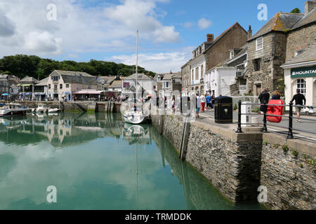 Padstow, Cornwall, Angleterre Royaume-uni : le port de touristes sur le Strand et North Quay. Banque D'Images