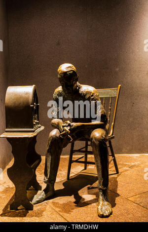 Franklin Delano Roosevelt Memorial homme l'écoute d'une radio de nuit à Washington DC Banque D'Images