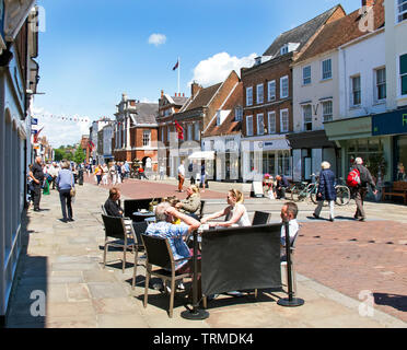 Les acheteurs à pied propre et libre circulation rues le centre de Chichester. North Street offre de nombreux magasins et cafés. La rue est calme et sympathique. Ce marché de la ville historique est classé comme l'un des plus beaux magasins, et vivre en. C'est la plus grande ville dans la région de West Sussex. Banque D'Images