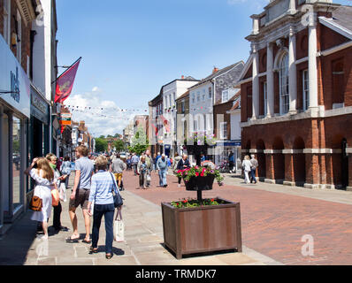 Les acheteurs à pied propre et libre circulation rues le centre de Chichester. North Street offre de nombreux magasins et cafés. La rue est calme et sympathique. Ce marché de la ville historique est classé comme l'un des plus beaux magasins, et vivre en. C'est la plus grande ville dans la région de West Sussex. Banque D'Images