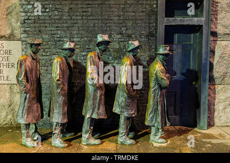 Franklin Delano Roosevelt Memorial les hommes attendent en ligne intérieur détail de nuit à Washington DC Banque D'Images