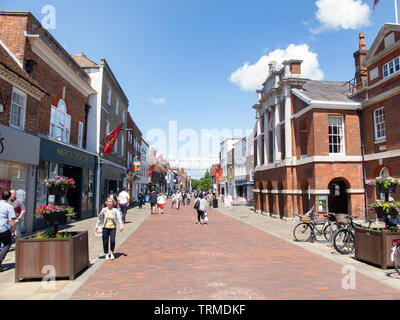 Les acheteurs à pied propre et libre circulation rues le centre de Chichester. North Street offre de nombreux magasins et cafés. La rue est calme et sympathique. Ce marché de la ville historique est classé comme l'un des plus beaux magasins, et vivre en. C'est la plus grande ville dans la région de West Sussex. Banque D'Images