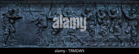 Mémorial DE LA SECONDE GUERRE MONDIALE. L'un des vingt-quatre bas-relief en bronze représentant des scènes et des événements panneau de l'effort de guerre. National Mall Washington DC Banque D'Images