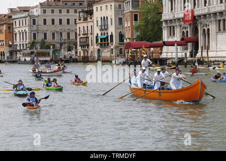 Vogalonga 2019 course dans le Grand Canal à Venise Banque D'Images