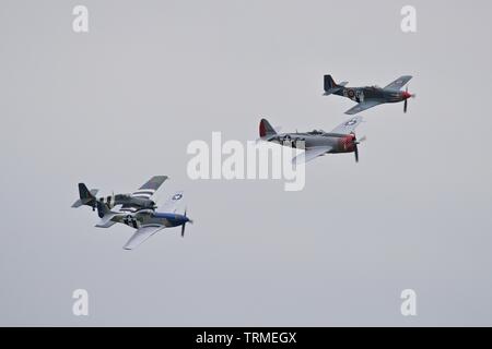 P-47 Thunderbolt, le chat sauvage et deux P-51 Mustang d'effectuer un défilé aérien spécial à Duxford IWM pour commémorer le 75e anniversaire du Jour J Banque D'Images