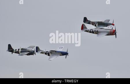 P-47 Thunderbolt, le chat sauvage et deux P-51 Mustang d'effectuer un défilé aérien spécial à Duxford IWM pour commémorer le 75e anniversaire du Jour J Banque D'Images