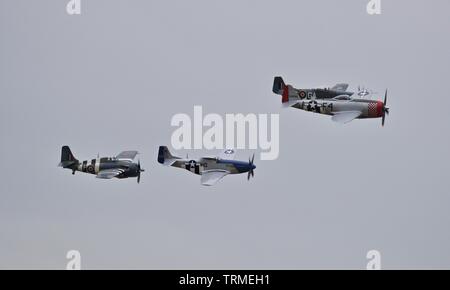 P-47 Thunderbolt, le chat sauvage et deux P-51 Mustang d'effectuer un défilé aérien spécial à Duxford IWM pour commémorer le 75e anniversaire du Jour J Banque D'Images