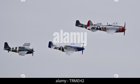 P-47 Thunderbolt, le chat sauvage et deux P-51 Mustang d'effectuer un défilé aérien spécial à Duxford IWM pour commémorer le 75e anniversaire du Jour J Banque D'Images