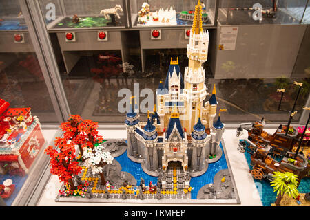 Diorama LEGO Château Disney avec Mickey, Minnie, etc. Exposition LEGO 2019, Budapest, Hongrie. Banque D'Images