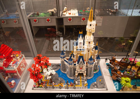 Diorama LEGO Château Disney avec Mickey, Minnie, etc. Exposition LEGO 2019, Budapest, Hongrie. Banque D'Images