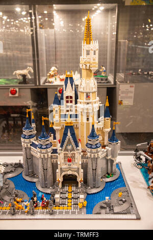 Diorama LEGO Château Disney avec Mickey, Minnie, etc. Exposition LEGO 2019, Budapest, Hongrie. Banque D'Images