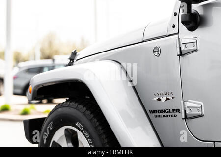 Le côté d'une Jeep Wrangler Sahara 2017 argent. Banque D'Images