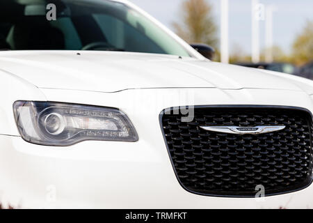 L'avant d'une Chrysler 300 2018 blanche avec un beau bokeh / arrière-plan flou. Banque D'Images