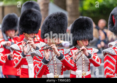 Band of the Grenadier Guards corps of Drums, fanfare de flûte sur le Mall, Londres, Royaume-Uni pendant Trooping the Colour 2019. Habiller les uniformes Banque D'Images